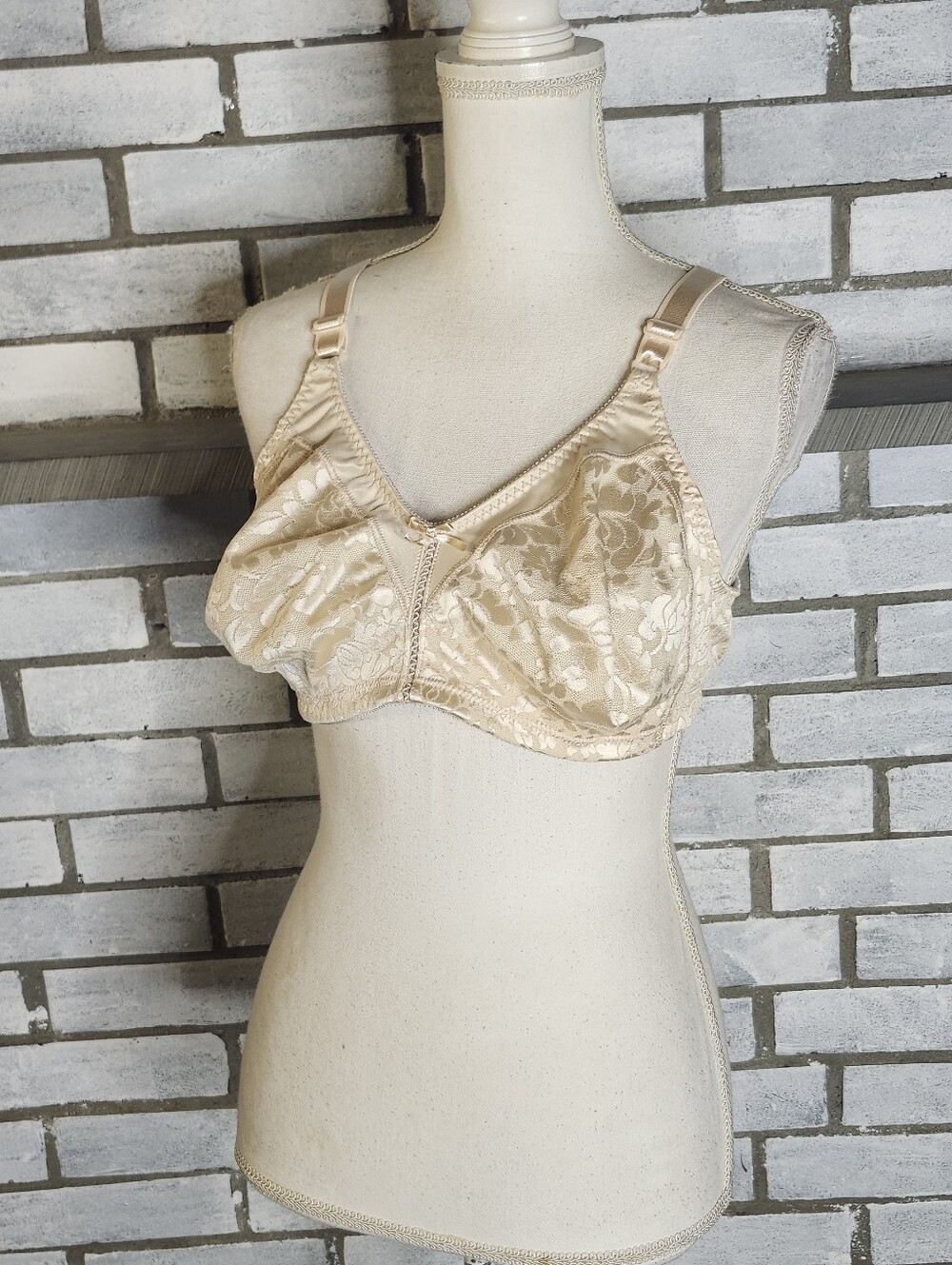 • Bali 3372 Double Support Floral Lace Wireless Spa Closure Bra Beige 40C